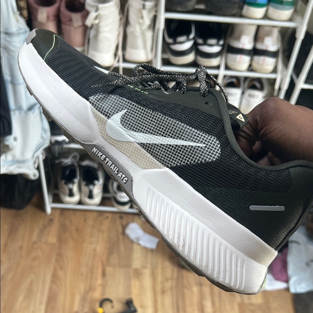 Nike Trail Juniper Shoes Dark green and White